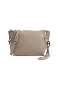 Borsa a tracolla in pelle beige con hardware argentato, caratterizzata da un tassello decorativo e logo "BIMBA Y LOLA" in rilievo sul fronte.