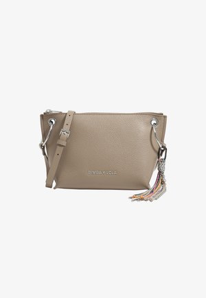 Bolso cruzado de cuero beige con herrajes plateados, que presenta un borlón decorativo y el logo en relieve "BIMBA Y LOLA" en la parte frontal.
