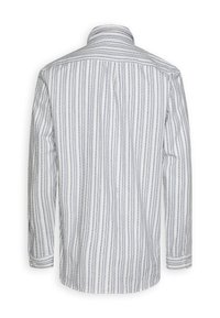 Gestreepte lange mouwen overhemd in wit en marineblauw, met een standaard kraag, knopenmanchetten en verticale lijnpatronen over de stof.