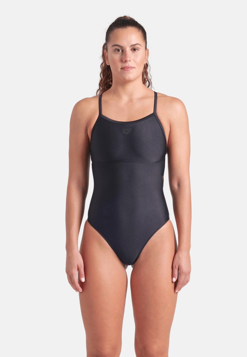  bañador de una sola pieza negro con tirantes finos, un diseño de pierna alta y tejido suave y elástico. Presenta un estilo simple y minimalista.