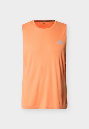 Ujjatlan narancssárga atlétatrikó kerek nyakkivágással és fényvisszaverő Adidas logóval a bal mellrészen, egyszerű világos háttéren bemutatva.