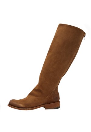 Bruine suède kniehoge laars met een ronde neus, minimale stiksels en een kleine gestapelde hak. Heeft een zijrits voor gemakkelijk aan- en uittrekken.