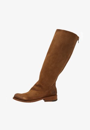 Stivale in suede marrone fino al ginocchio con punta tonda, cuciture minime e un piccolo tacco impilato. Presenta una zip laterale per una facile vestibilità.