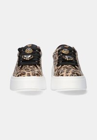 Zapatillas con estampado de leopardo y cordones negros, con tres detalles decorativos en la lengüeta. Suela gruesa blanca con fondo texturizado.