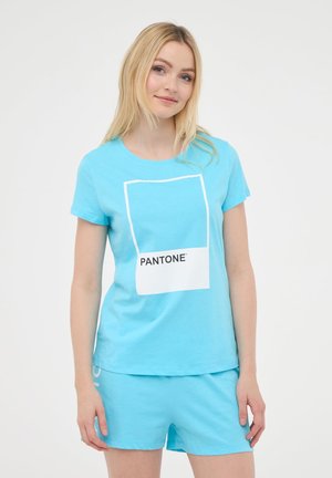 T-shirt in cotone azzurro chiaro con maniche corte, caratterizzato da una grafica rettangolare bianca con la scritta "PANTONE". Abbinato a pantaloni corti in tinta.