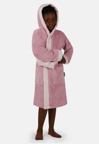 Rosa Frottee-Bademantel mit Kapuze, ausgestattet mit kontrastierendem hellrosa Saum, zwei Vordertaschen und einem Bindegürtel in der Taille.