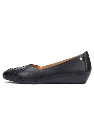Bailarinas de cuero negro con una superficie ligeramente texturizada, que presentan un diseño de tiras cruzadas y una suela de cuña baja para mayor soporte.