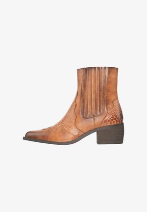 Bota de tobillo de cuero marrón con textura de reptil en relieve, panel lateral elástico y tacón de bloque.