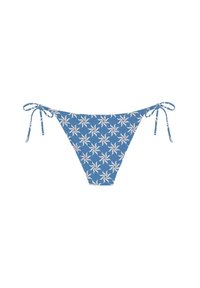 Parte inferior de bikini en tela azul con un patr ón de remolinos en blanco y rojo. Cuenta con lazos laterales para un ajuste ajustable. Se sitúa bajo en las caderas.