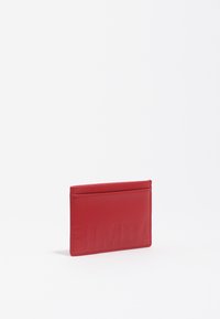 Tarjetero de piel roja con el logo "BIMBA" en relieve, forma rectangular delgada, textura suave y dos compartimentos para tarjetas.