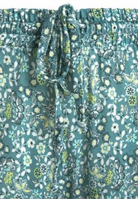 Pantalones cortos de pijama florales con cintura elástica y cordón, con un fondo aguamarina y patrones florales en blanco, amarillo y azul.