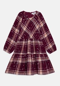 Vinröd klänning med lång ärm och rutigt mönster, med persikorosa och grå detaljer, stjärnmotiv och kjol med rynkade veck. Dragkedja baktill.
