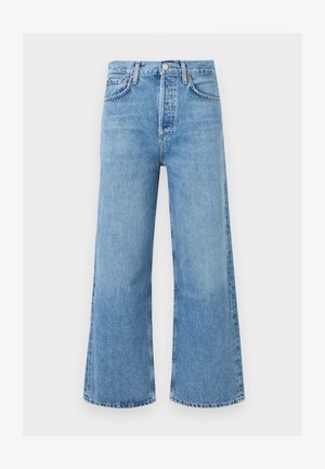 Jean en denim bleu clair taille haute à jambes larges avec bouton devant et poches, présenté sur un fond blanc uni.