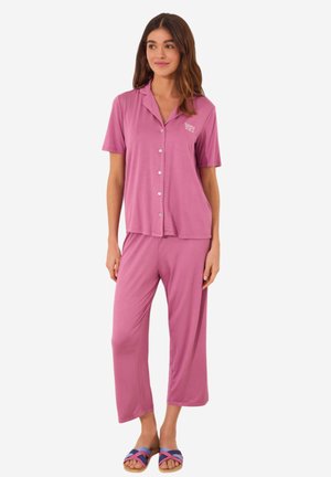 Roze short-sleeve pyjama set met knoopsluiting, relaxte broek en een subtiele logodetail op het shirt. Zacht, lichtgewicht materiaal.