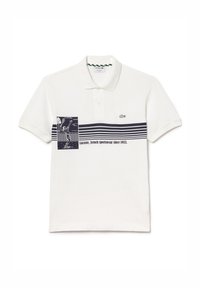 Polo blanco de algodón con mangas cortas, que presenta un gráfico en color navy de un jugador de tenis y rayas horizontales, con el logo de la marca en el pecho.