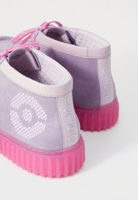 Clarks TORHILLEXPLORE POKÈMON UNISEX - Kasdieniai suvarstomi batai - grey/pink