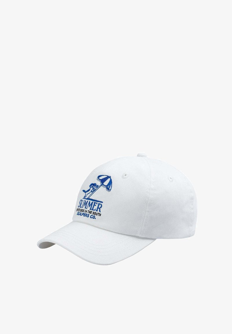 weiße Baumwoll-Baseballkappe mit gebogenem Schirm, versehen mit blauer, gestickter "SUMMER"-Schrift und einem strandbezogenen Grafikdesign von einem Sonnenschirm und einer Figur.