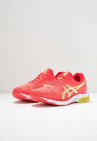 ASICS Scarpe da corsa su strada - pink