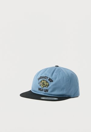 Blaue und schwarze Baseballkappe mit Schildkrötenmotiv und eingesticktem Text "Carhartt WIP Wild Life" auf der Vorderseite.