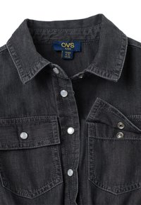 Camicia di jeans grigia scura con colletto a punta, bottoni a pressione, due tasche sul petto e dettagli di cucitura. Etichetta indica taglia 4-5 anni.