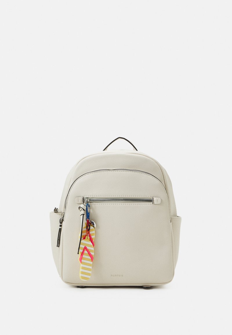 Ljusgrå läderryggsäck med rundad form, framficka med blixtlås och en färgglad nyckelring med flip-flop-accent. Enkelt och strukturerat design.