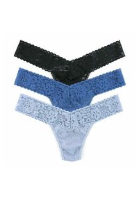 Drie kanten stringtjes in zwart, donkerblauw en lichtblauw, met bloemmotieven en golvende randen op de tailleband en beenopeningen.