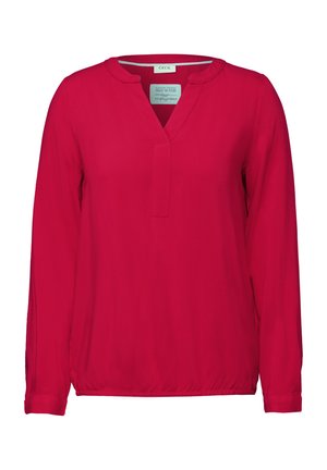 Blusa roja de manga larga con escote en V y una textura sutil. Presenta un dobladillo recto y cintura elasticada. La etiqueta muestra la marca "CECIIL".