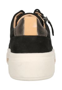Schwarze Sneaker mit einem strukturierten, metallisch grauen Fersenbereich und beigen Akzenten, ausgestattet mit einer weißen Sohle und kontrastierenden Nähten.