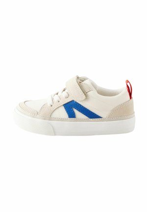 Witte sneaker met blauwe en beige accenten, met een klittenbandsluiting en traditionele veters, een gestructureerde rubberen zool en een rode hiel-tab.