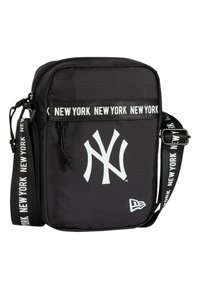 Borsa a tracolla nera in tessuto con logo bianco dei New York Yankees, tracolla regolabile e fascia decorata "NEW YORK" sulla parte superiore.