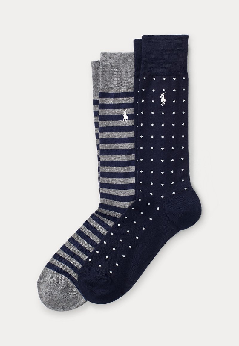 Due paia di calzini a metà polpaccio, uno blu navy con pois bianchi, uno grigio con righe blu navy, ciascuno con un piccolo logo bianco ricamato.