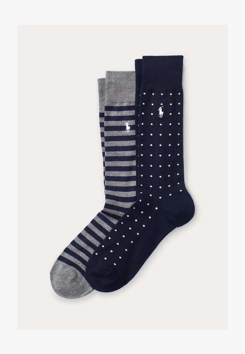 Due paia di calzini a metà polpaccio, uno blu navy con pois bianchi, uno grigio con righe blu navy, ciascuno con un piccolo logo bianco ricamato.