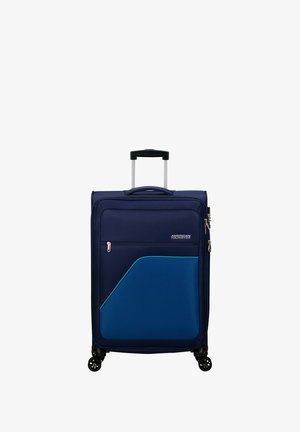 Dunkelblauer Koffer mit strukturiertem Äußeren, einer vorderen Reißverschlusstasche, kontrastierenden blauen Akzenten, einem ausziehbaren Griff und vier Rädern für die Mobilität.