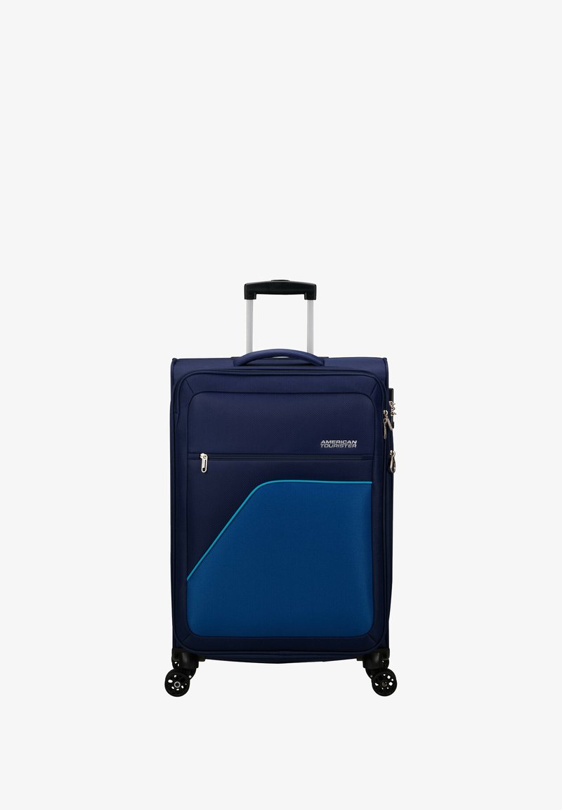 Valise bleu marine avec un extérieur texturé, une poche zippée à l'avant, un accent bleu contrasté, une poignée extensible et quatre roues pour la mobilité.
