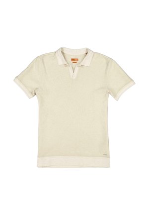 Beiges Poloshirt mit kurzen Ärmeln, offenem Kragen und dezent strukturierter Stoff, flach auf weißem Hintergrund liegend.