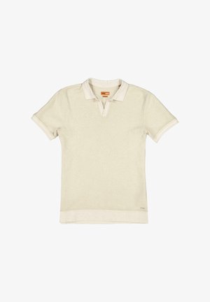 Beiges Poloshirt mit kurzen Ärmeln, offenem Kragen und dezent strukturierter Stoff, flach auf weißem Hintergrund liegend.