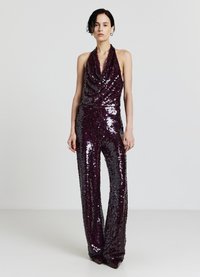 Combinaison pailletée bourgogne avec un col halter, un détail drapé en cowl, des pantalons évasés et une texture lisse. Convient pour les tenues de soirée.