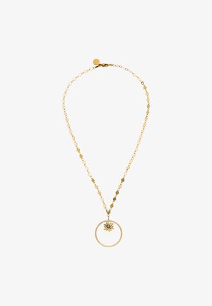 Goldene Halskette mit abwechselnd flachen ovalen Gliedern, mit einem runden Anhänger und einem kleinen, sonnenförmigen Charm mit einem zentralen dunklen Stein.