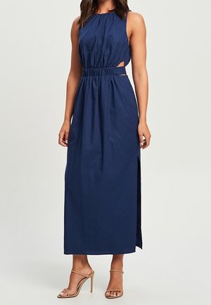 Navy blauwe maxi-jurk met een getailleerde taille, uitsneden aan de zijkanten en zijsplitten. Gemaakt van een lichtgewicht stof, met een ronde halslijn.