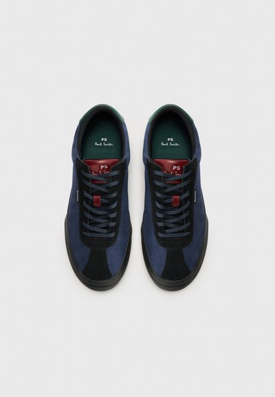 Sneakers din suede bleumarin și negre cu accente verzi, design cu șireturi, talpă din cauciuc și branding roșu pe limbă. Superior texturat cu blocare a culorii.