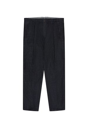 Ciemnoszare, dopasowane spodnie z bocznymi kieszeniami, szlufkami na pasek oraz zapięciem na guziki z przodu, wykonane z teksturowanej tkaniny.