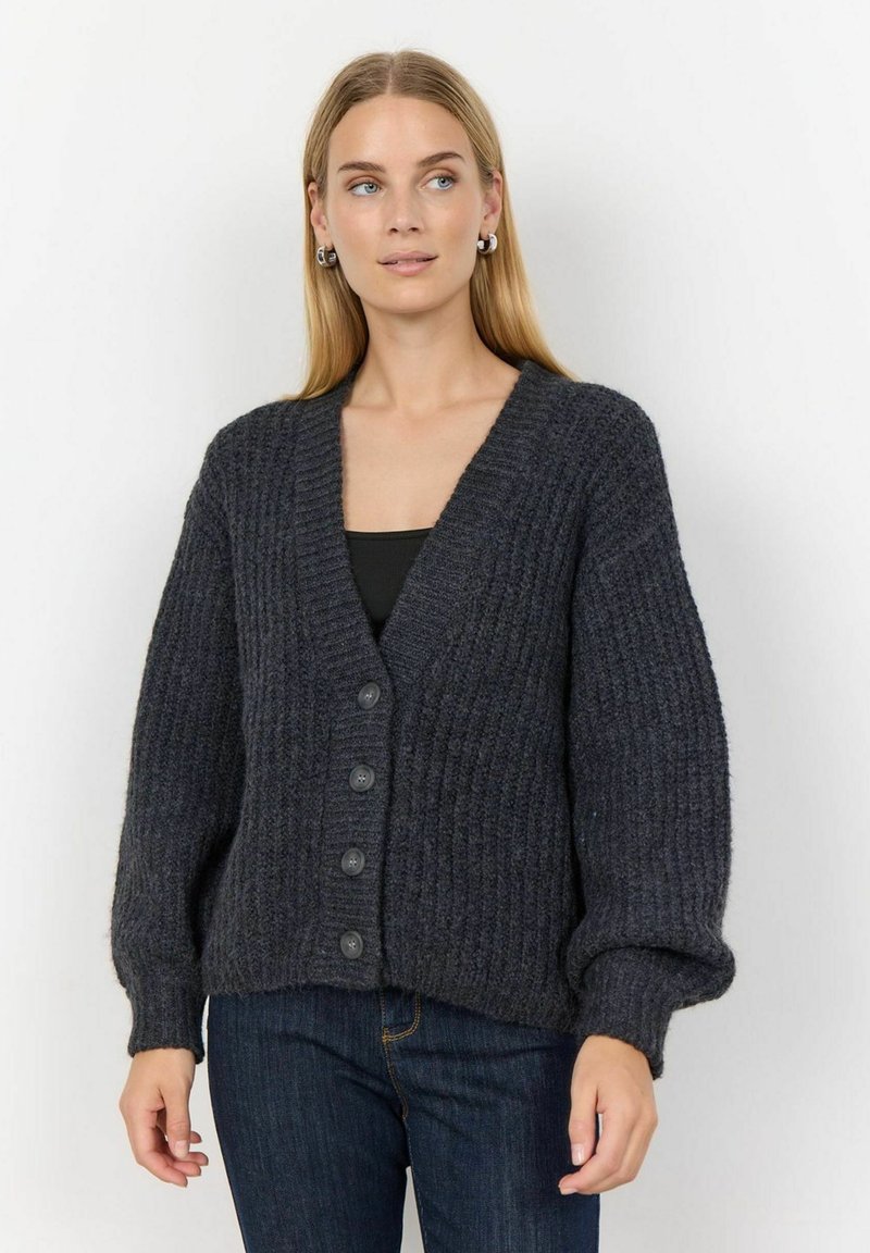 Cardigan grigio scuro a coste con scollo a V e cinque grandi bottoni. Presenta maniche a sbuffo e una vestibilità rilassata, realizzato in un materiale a magliaTexture.
