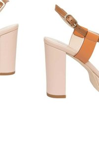 Sandali con tacco a blocco color pesco e beige, con una finitura liscia, due cinturini e un motivo con fibbia.