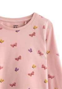 Vaaleanpunainen pitkähihainen paita, jossa on perhospainatus violetilla, keltaisella ja vaaleanpunaisella. Valmistettu pehmeästä kankaasta, jossa on pyöreä kaula-aukko.