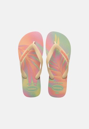 Par pastel-farvede flip-flops med beige stropper, der har et mønster af tropiske blade og "Havaianas" branding på sålen og stropperne.