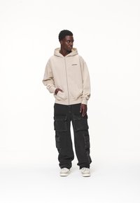 Pegador COLNE LOGO JACKET - Sudadera con cremallera - washed desert sand