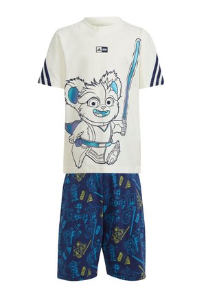 T-shirt bianca a maniche corte con grafica blu di un personaggio che impugna un lightsaber, abbinata a pantaloni corti blu con motivi multicolori.