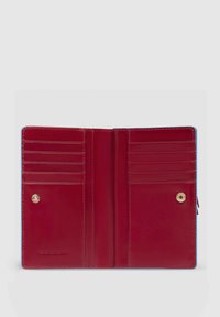Cartera de cuero roja con borde azul, que cuenta con múltiples ranuras para tarjetas, cierre de botón a presión y una textura suave. Vista interior, completamente abierta.