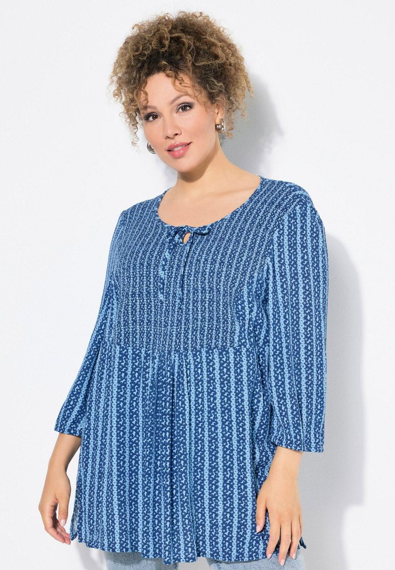 Blaue gemusterte Bluse mit rundem Halsausschnitt, Schnürdetail vorne, Dreiviertelärmel und lockerer Passform. Verfügt über strukturierte Streifen.