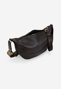 Bolso bandolera de cuero marrón con una superficie texturizada, cremallera dorada y correa ajustable con un diseño. Cuenta con un cierre superior con cremallera y detalle del logotipo.
